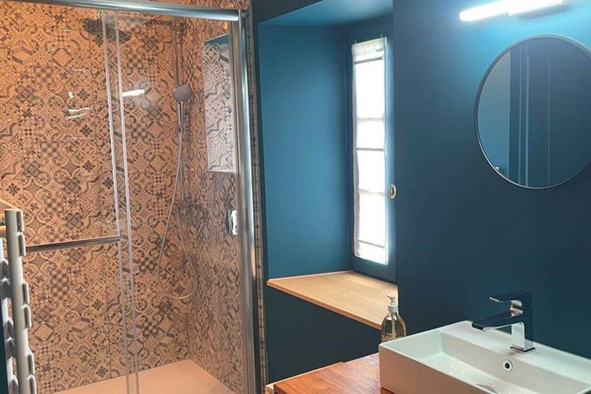 Chambre lit double, étage, salle de bain privative, vue jardin, vignoble, chambres d'hôtes