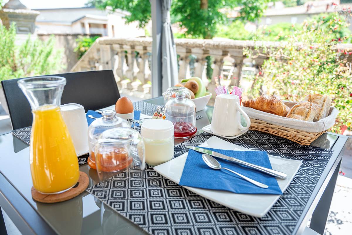 La Grande Maison Mazamet - Maison d'hotes - Petit déjeuner extérieur