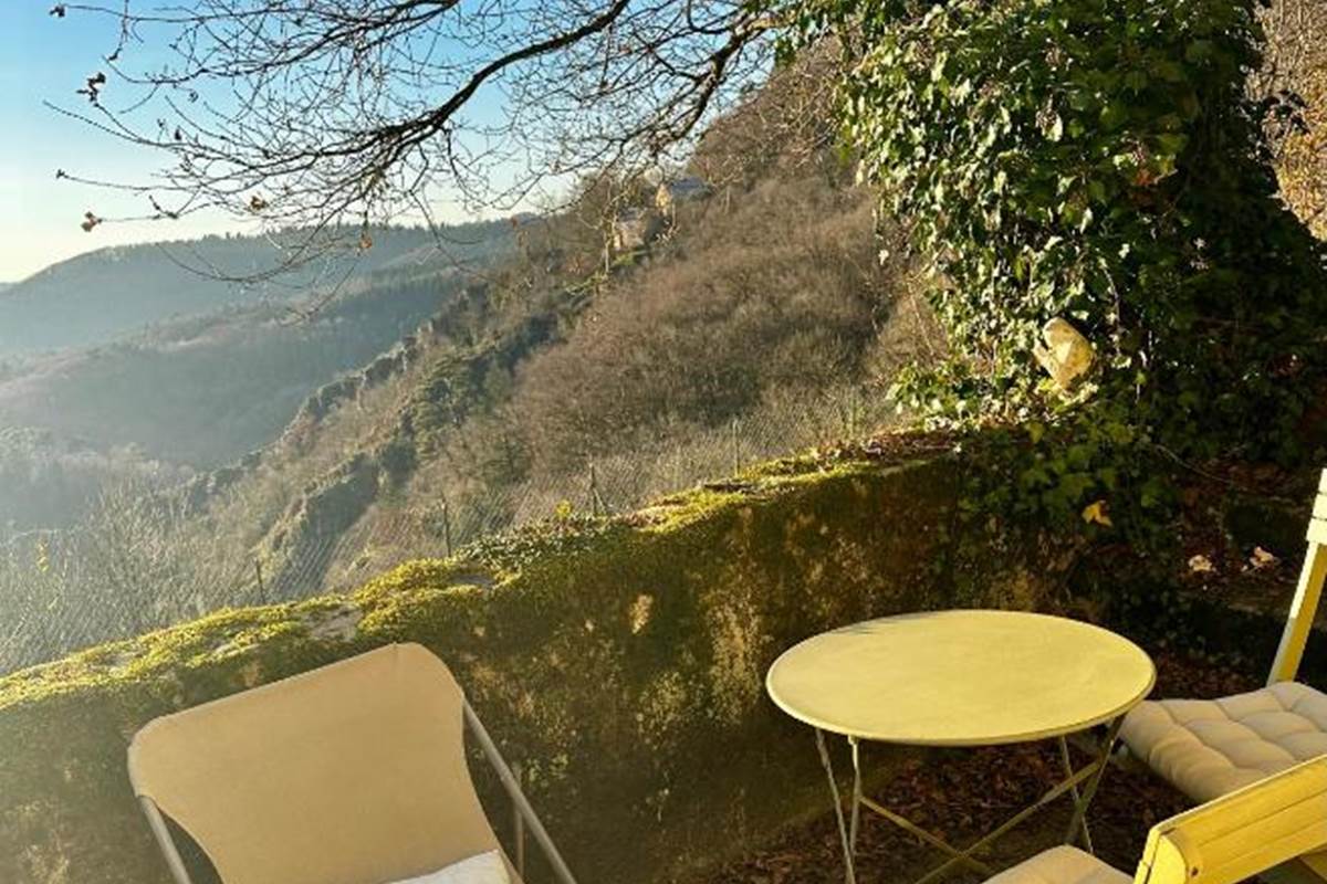 Gite : Terrasse avec Vue sur la Vallée. Mobilier de Terrasse. Barbecue.