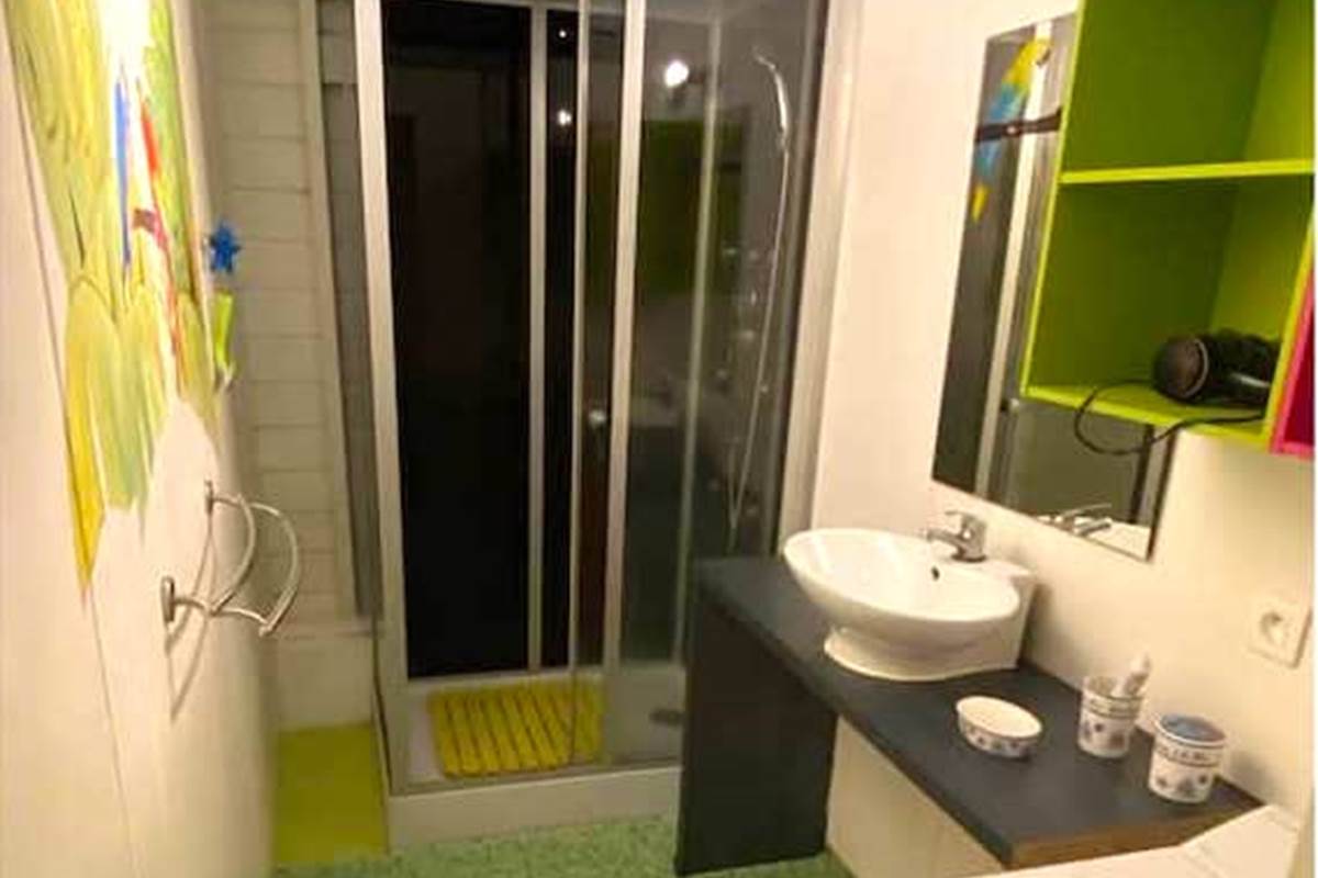 Salle de bain avec douche - WC séparés - machine à laver