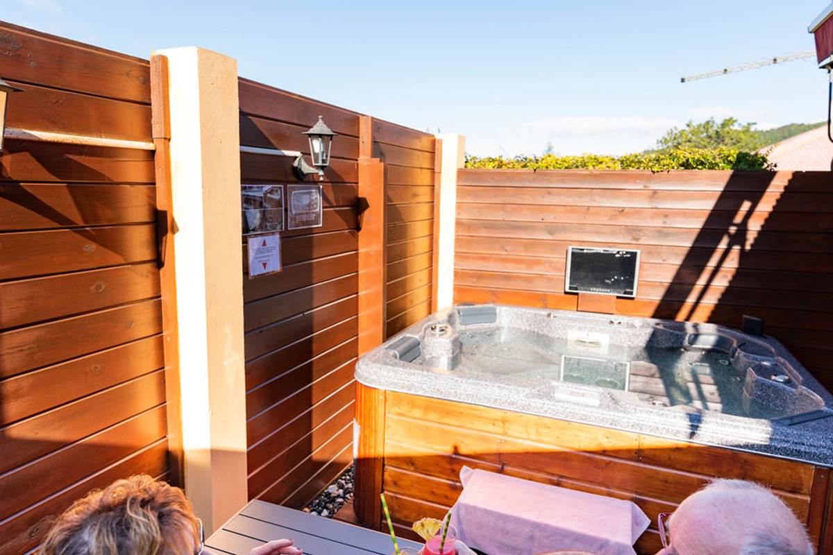 Bungalow Premium avec jacuzzi privé les Bungalows des Makes