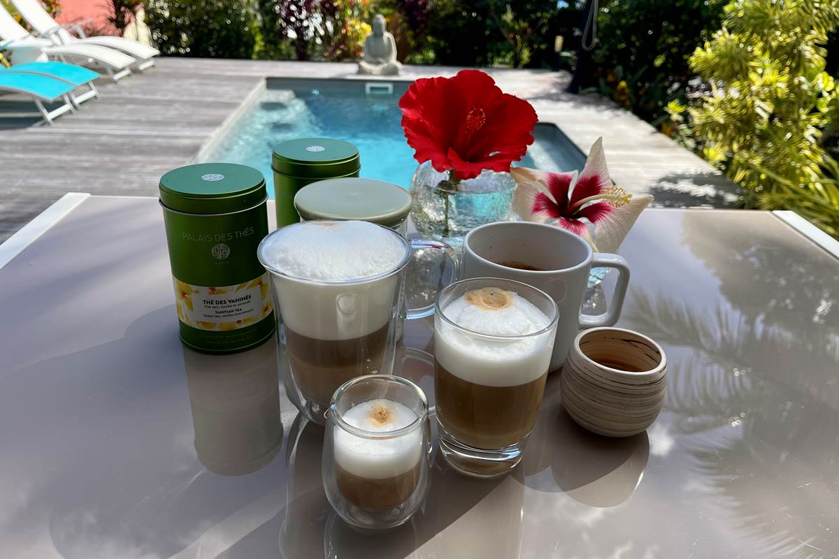 Démarrez du bon pied vos journées ensoleillées, au bord de la piscine avec un Expresso, Lungo ou Latte Macchiato !
