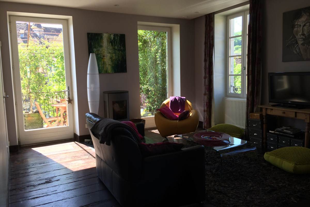 8_ Salon et vue sur la terrasse