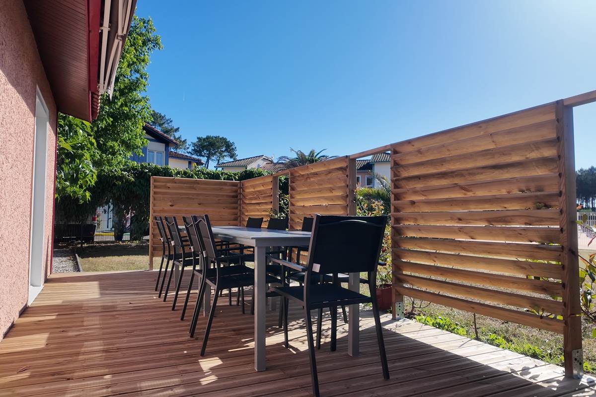 Terrasse privative et salon de jardin