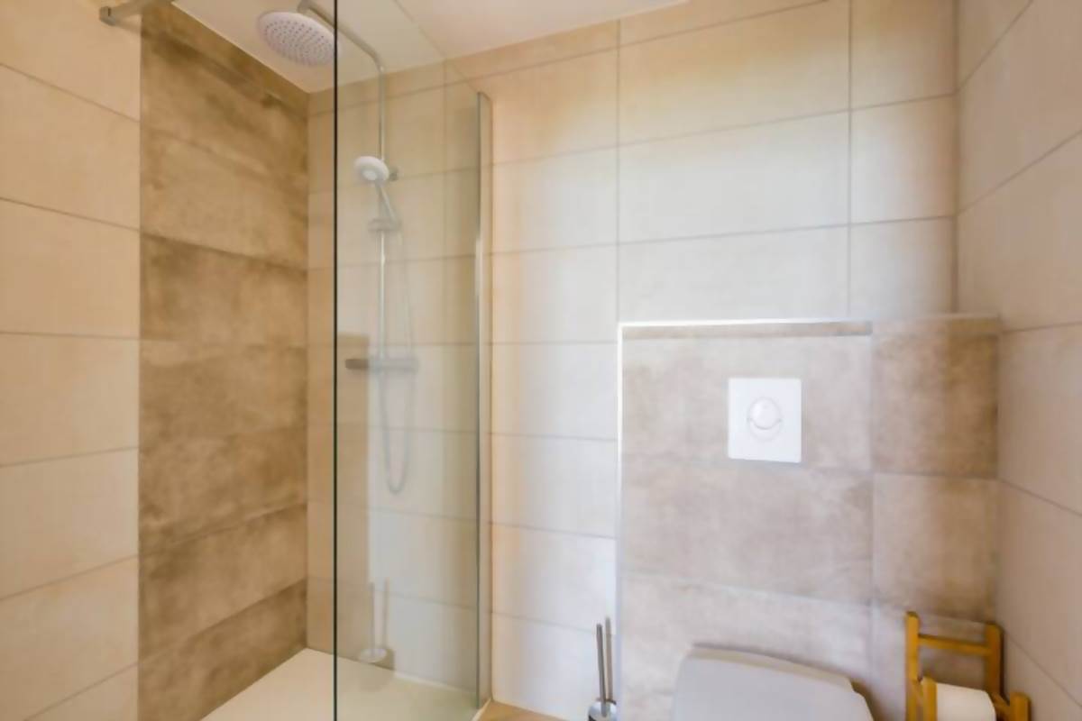 26-Le jardin de talloires-SALLE DE DOUCHE CHAMBRE 2