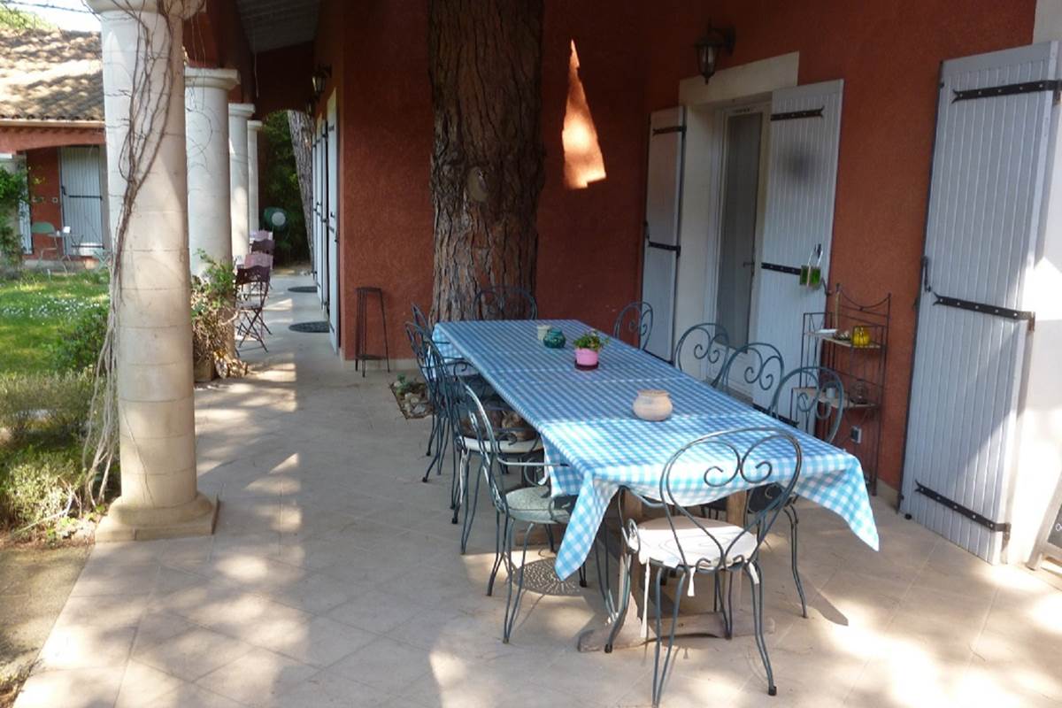 La table de la terrasse du jardin