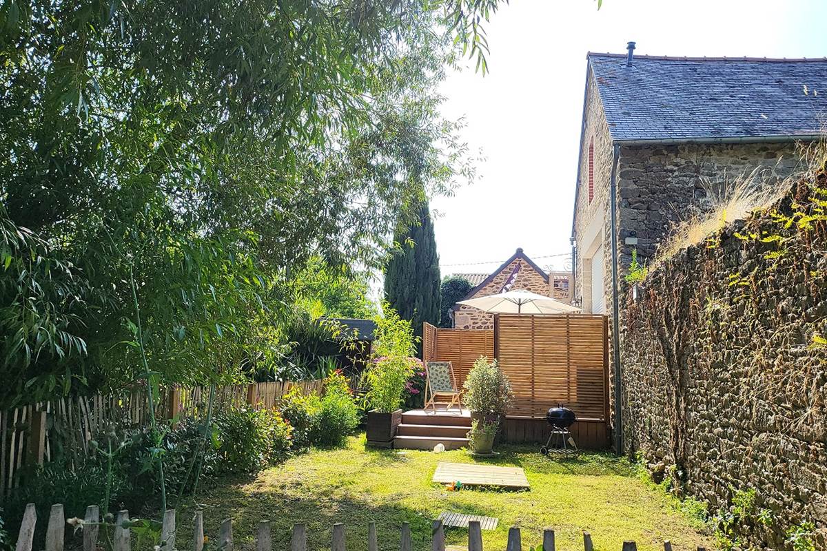 le jardin clôturé et sécurisé pour vos enfants, ou animaux