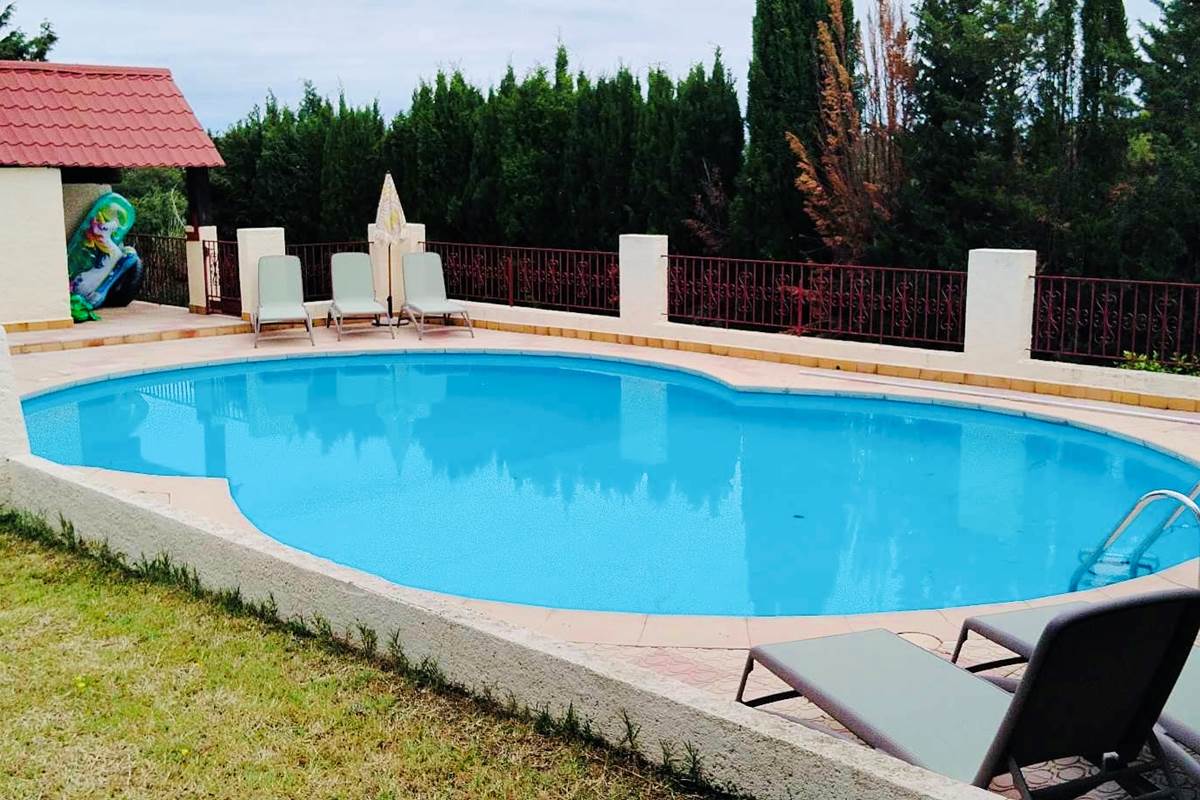 Mas Néoulous piscine.