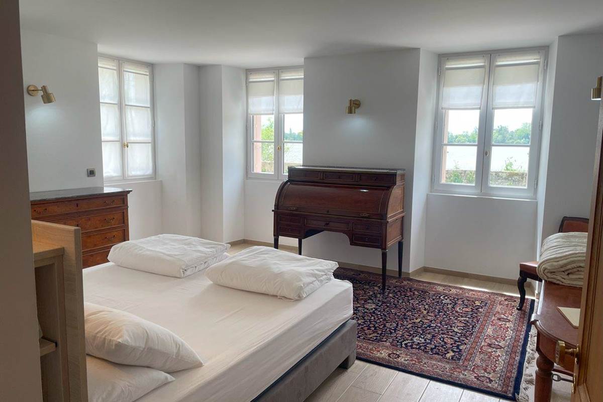 Chambre lit double, rez de chaussée, suite familiale, chambres luxe, salle de bain privative, baignoire, vue jardin, vignoble, chambres d'hôtes