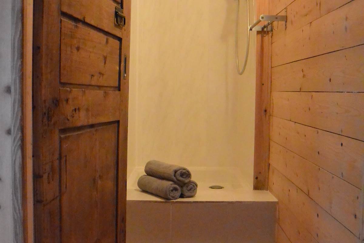 Gîte Tré le grenier - charmant gîte - Gîte le Grand - pour 6 personnes - douche