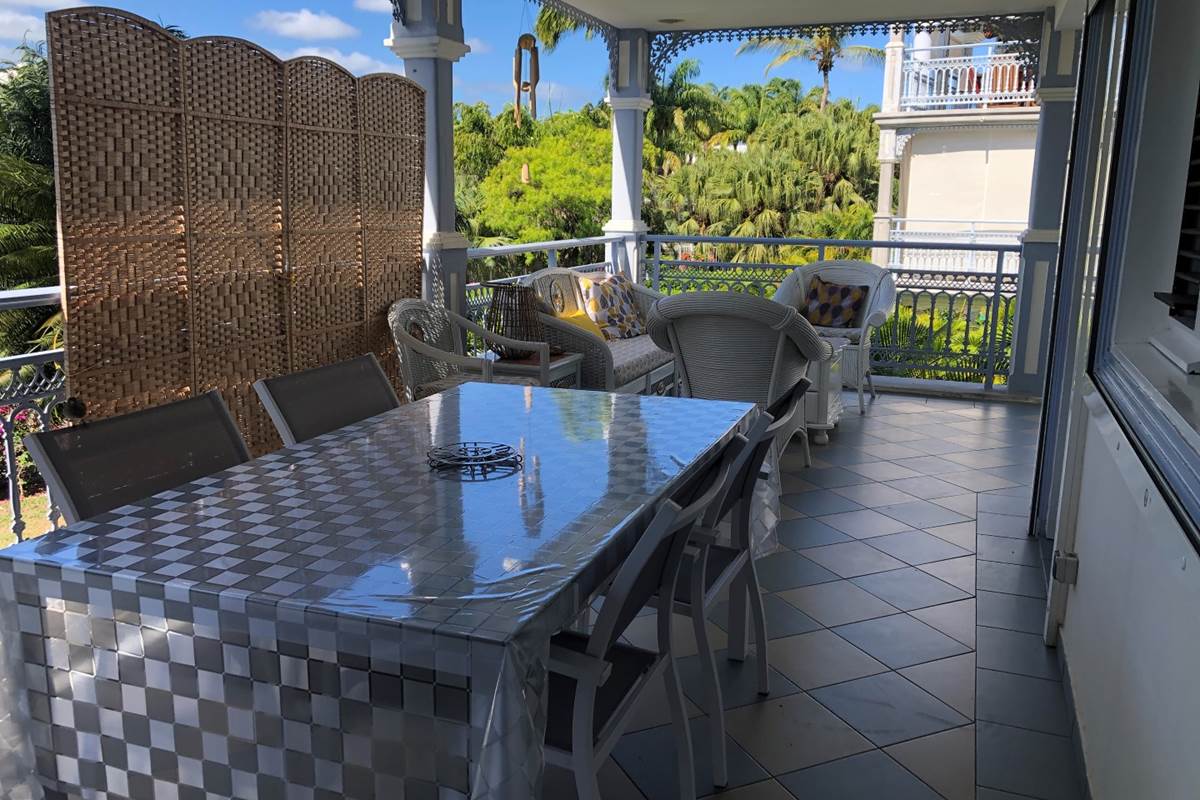 Grande terrasse en angle avec vue sur le parc
