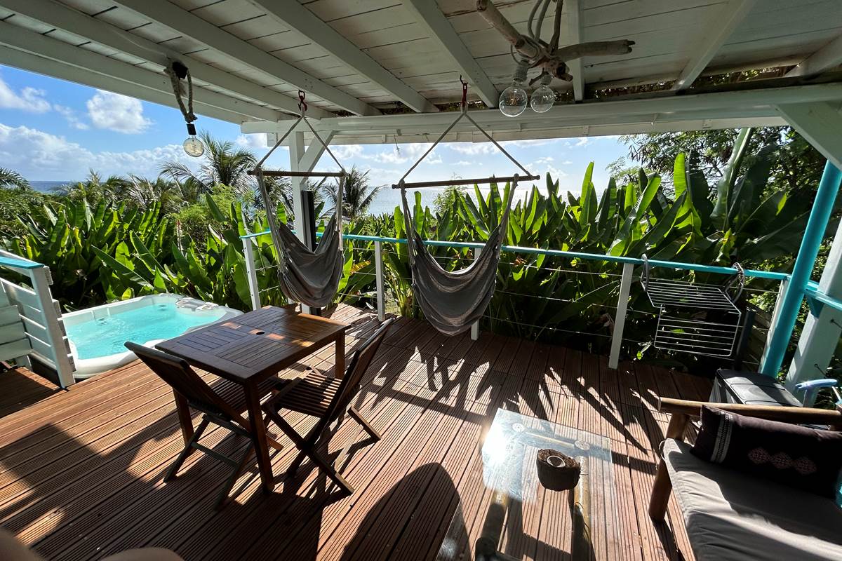 Terrasse bwaflo hamacs vue sur la mer