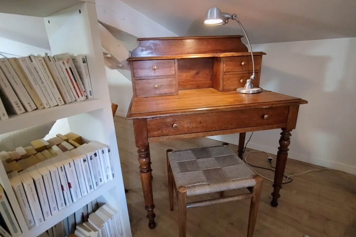 16-bis-gite-hotel-marssac-sur-tarn-chambre-bibliothèque-bureau