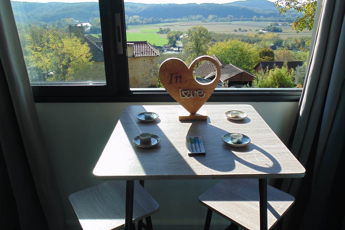 Coin petit déjeuner avec vue L'Hirondelle