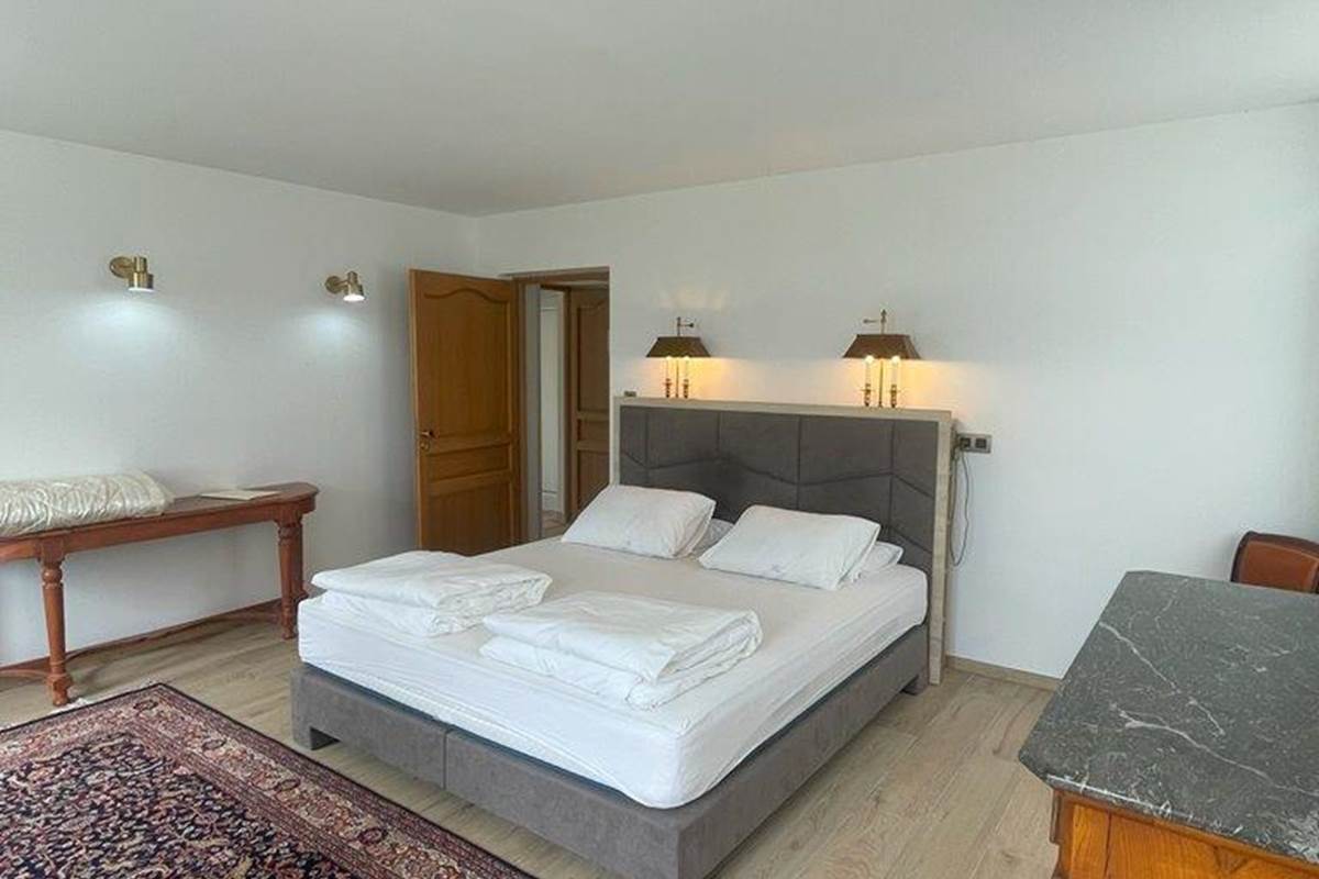 Chambre lit double, rez de chaussée, suite familiale, chambres luxe, salle de bain privative, baignoire, vue jardin, vignoble, chambres d'hôtes