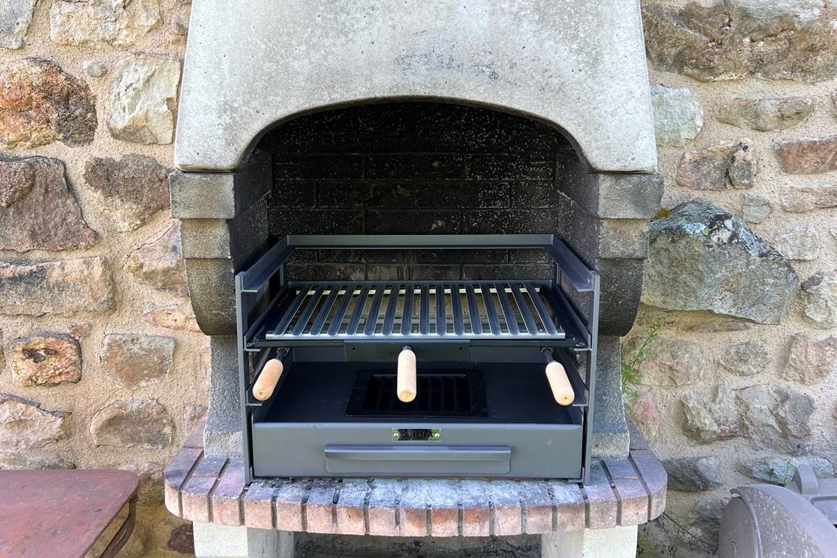 Barbecue fixe dans jardin