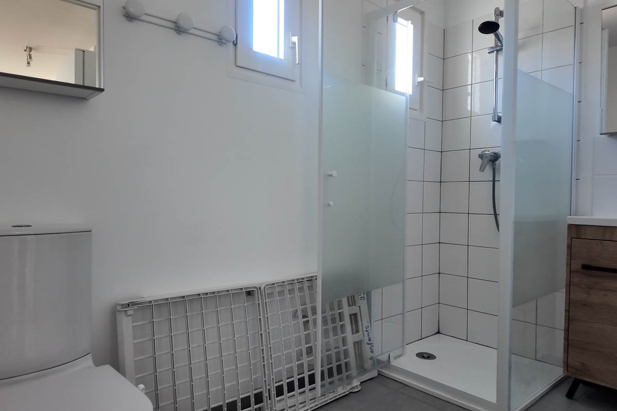 Salle de bain PMR, tapis de bain et produits nettoyant
