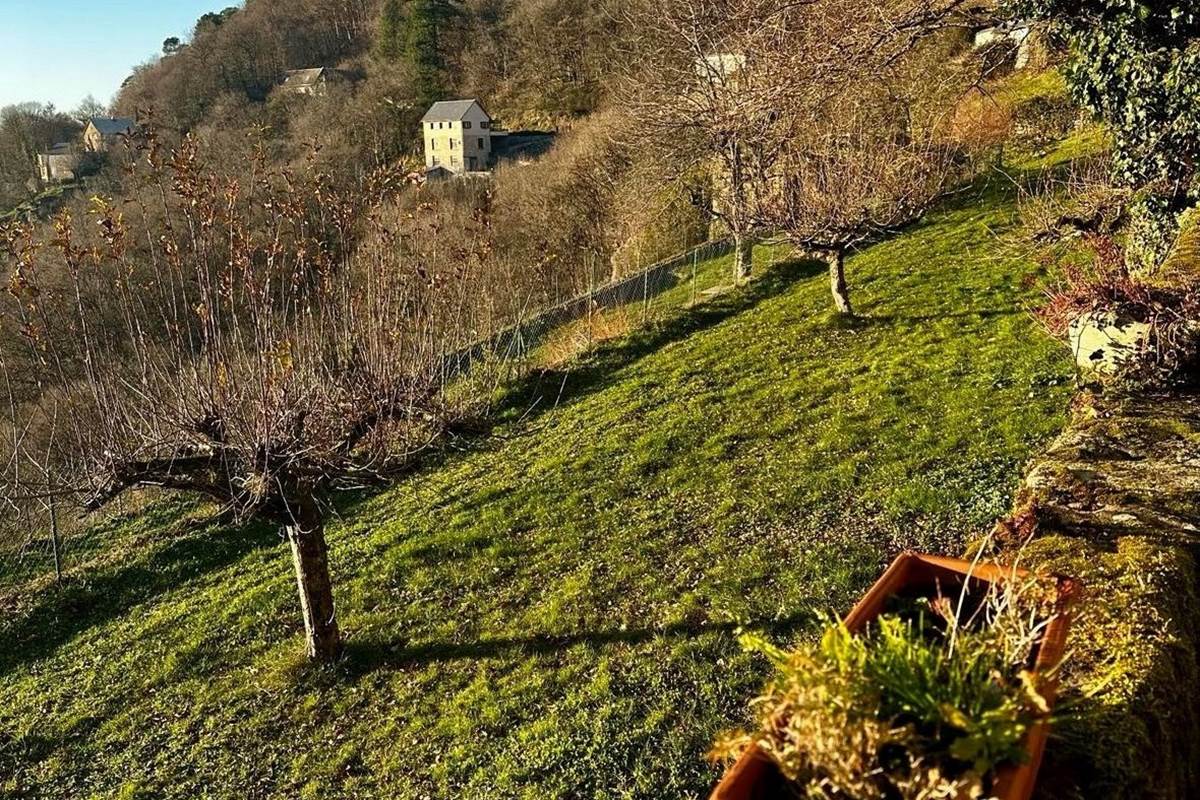 Terrasse (accès extérieur) avec Vue sur les Montagnes et la Vallée des Cascades. Juste en-dessous, le "Jardin de la Cure" offre des espaces au calme et ombragés, et des couchers de soleil spectaculaires.