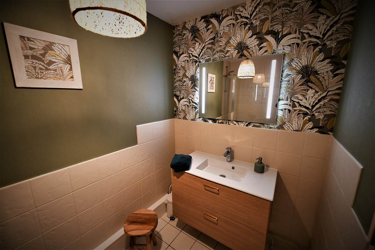Salle de bain dédiée chambre côté bois