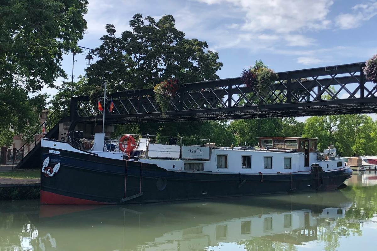 Gaïa au Port Canal de Castelsarrasin sous la passerelle Eiffel