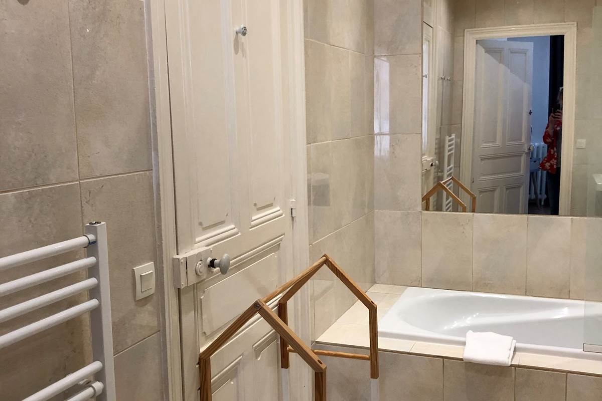 Salle de bain avec baignoire douche