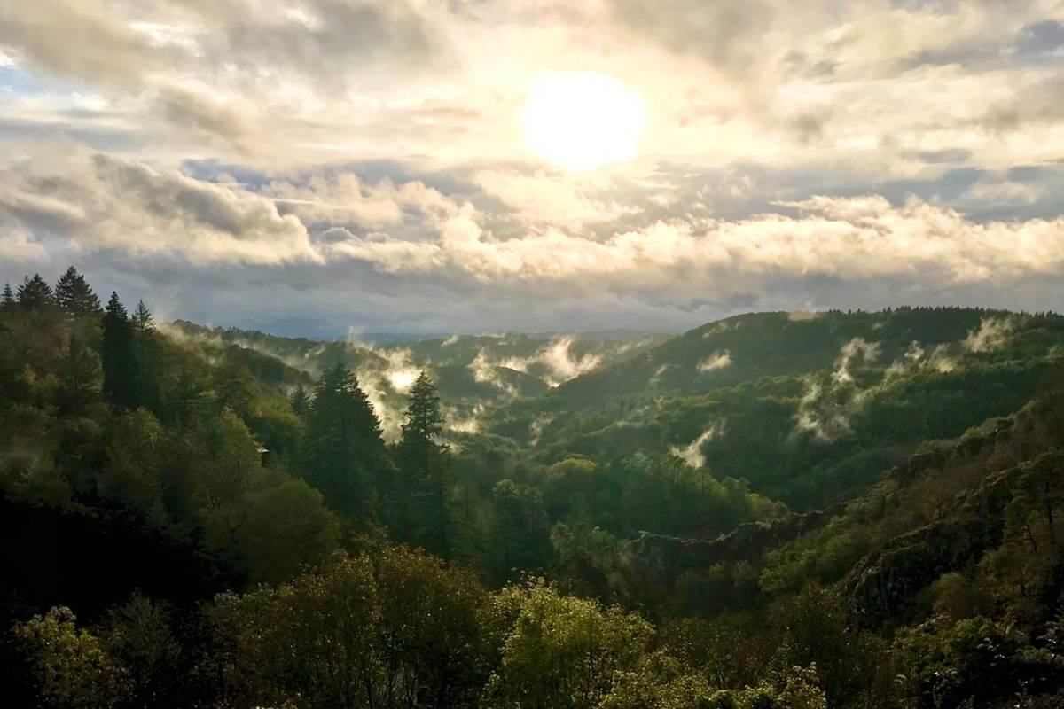 Gîtes "Le Chant des Sources" : Vue sur les Montagnes et la Vallée des Cascades plein Ouest.