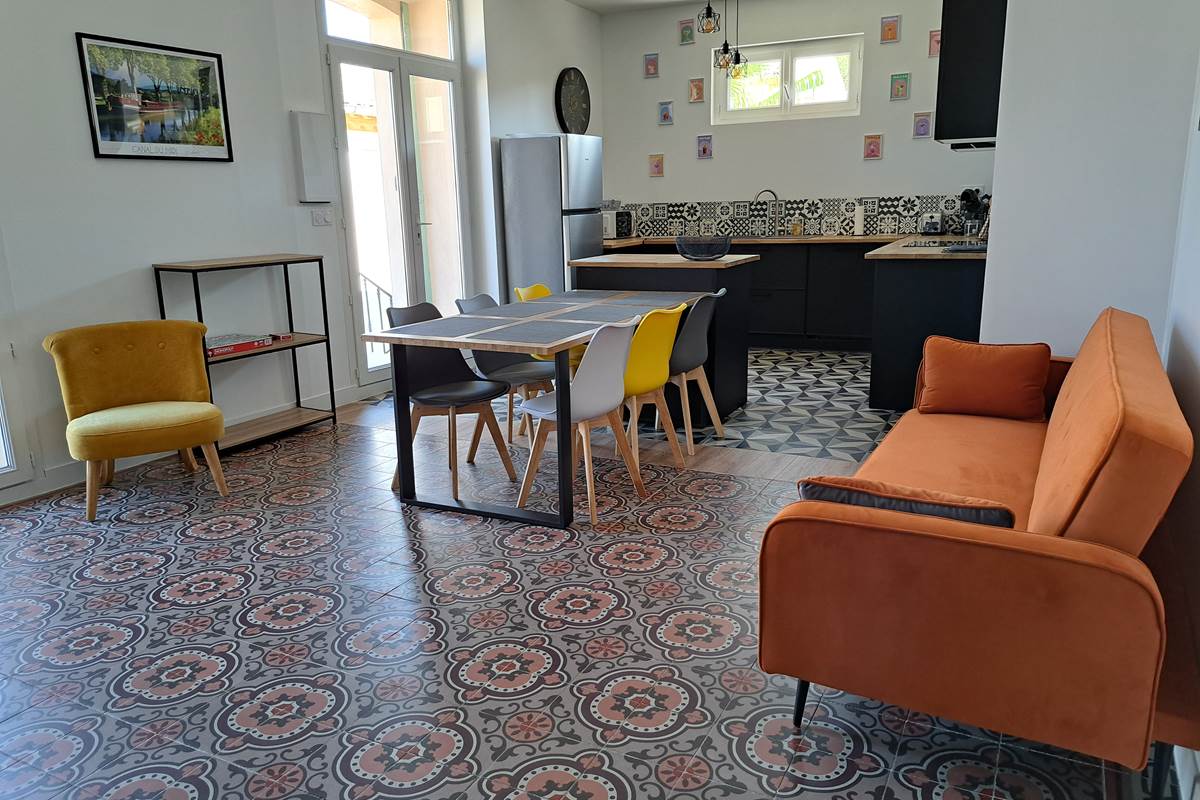 Salon convivial du gîte Le Ramonetage à Montblanc.