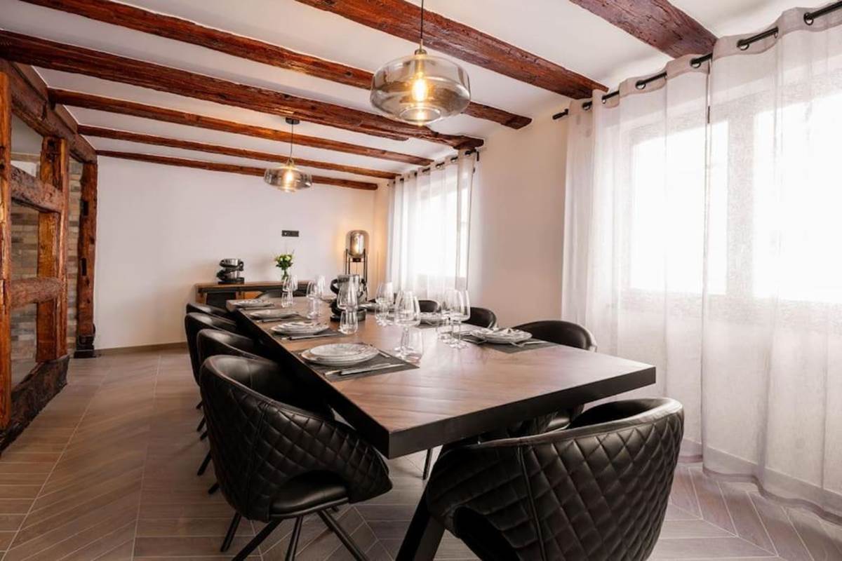 GITE-LA-RUINE-Table-à-Manger