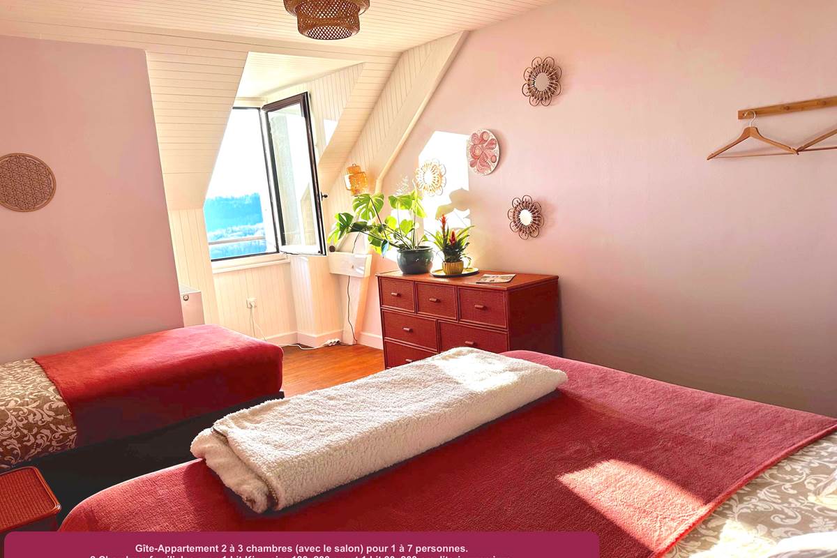 Gîte-Appartement 2 à 3 chambres, pour 1 à 7 personnes. Vue sur les Montagnes et la Vallée des Cascades plein Ouest.