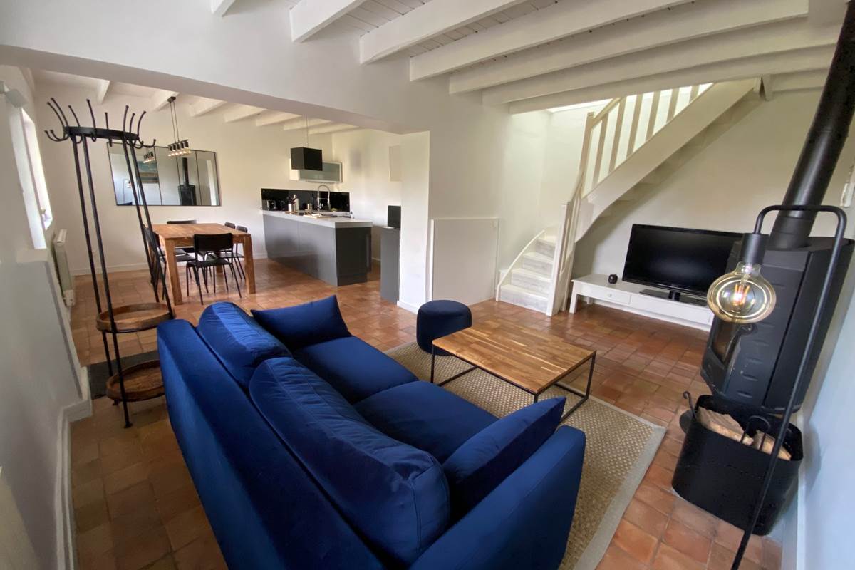La petite maison proche de Lyon avec salon, TV (35 chaînes) et poêle à bois