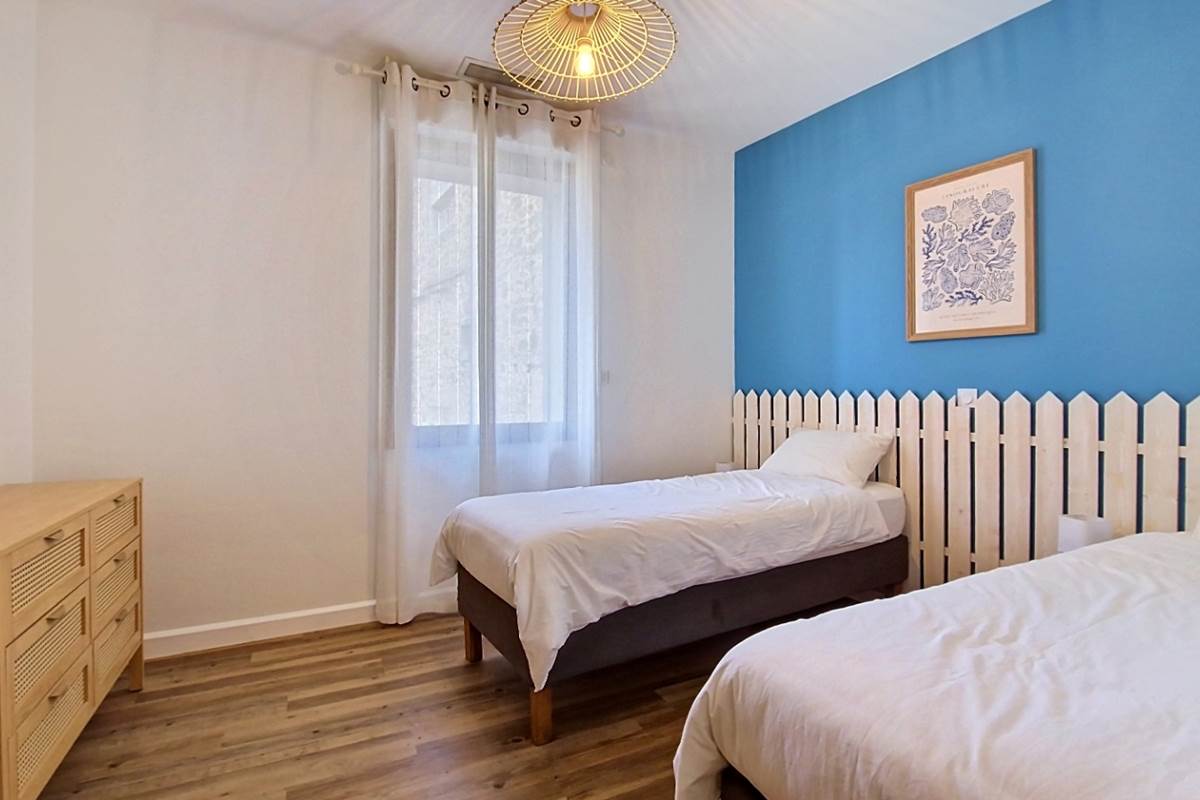 Chambre avec deux lits simples du gîte Le Pressoir à Montblanc