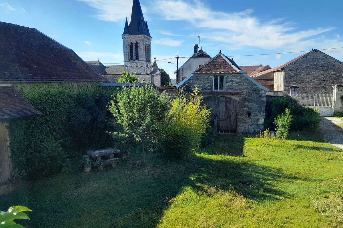 Vue depuis la chambre en matinée. La chambre est exposée plein sud.