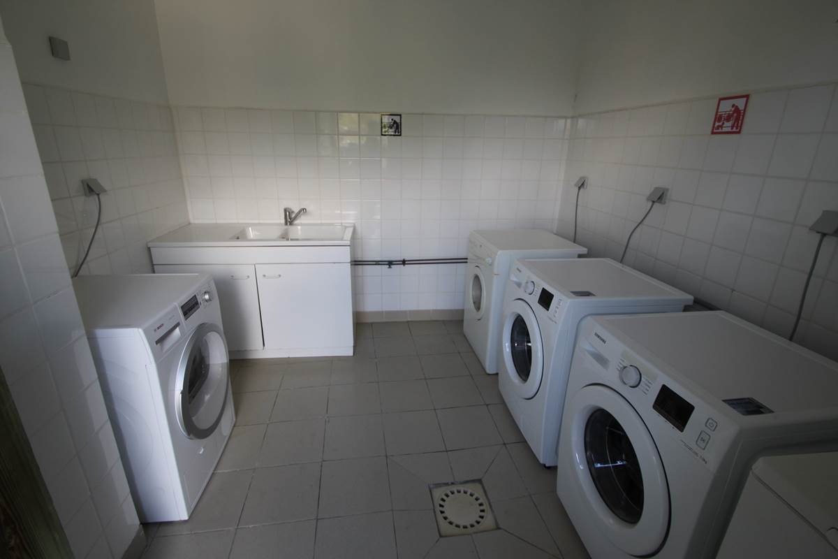 La laverie avec lave-linge et sèche-linge
