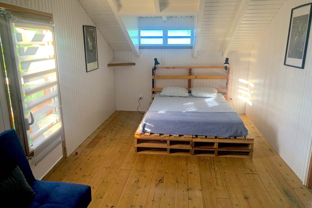 Chambre climatisée avec lit 140 x 200