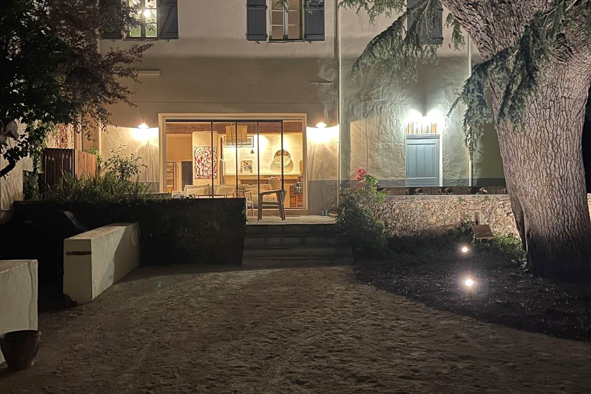 Maison by night