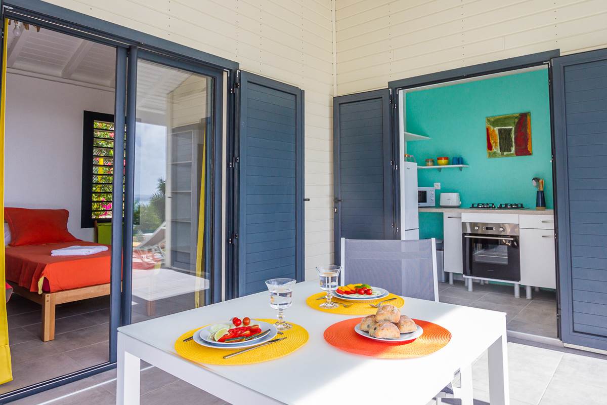 Villa Lagon chambre et cuisine ouvertes sur la galerie