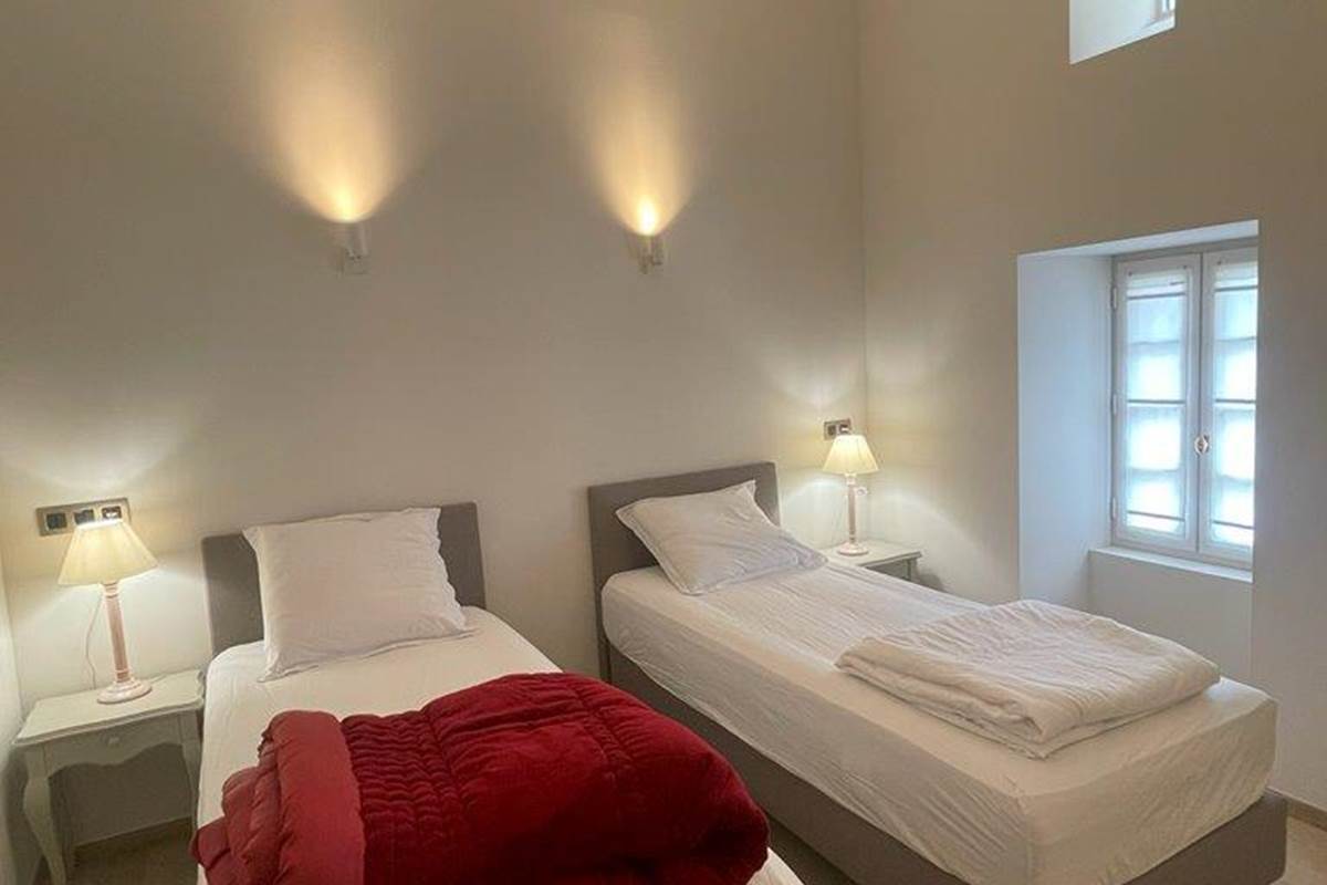 Chambre lit double, rez de chaussée, suite familiale, chambres luxe, salle de bain privative, baignoire, vue jardin, vignoble, chambres d'hôtes