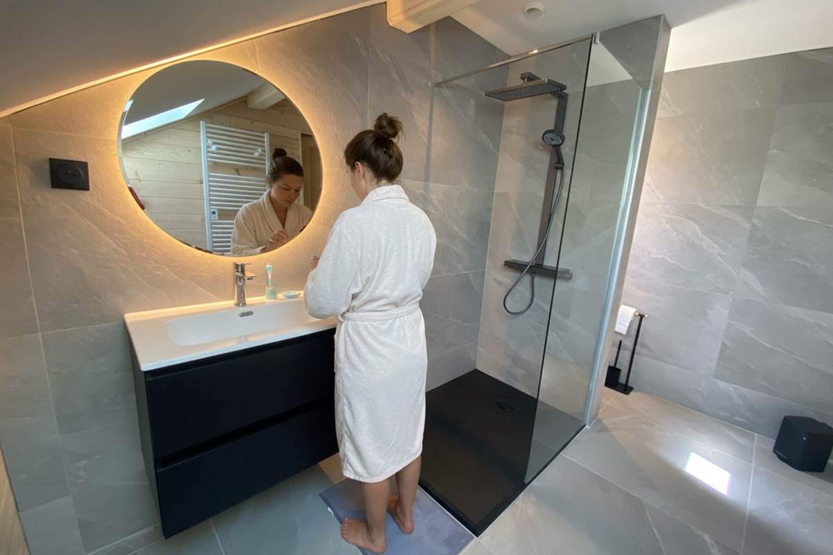Salle de bain à l'étage avec douche italienne et WC