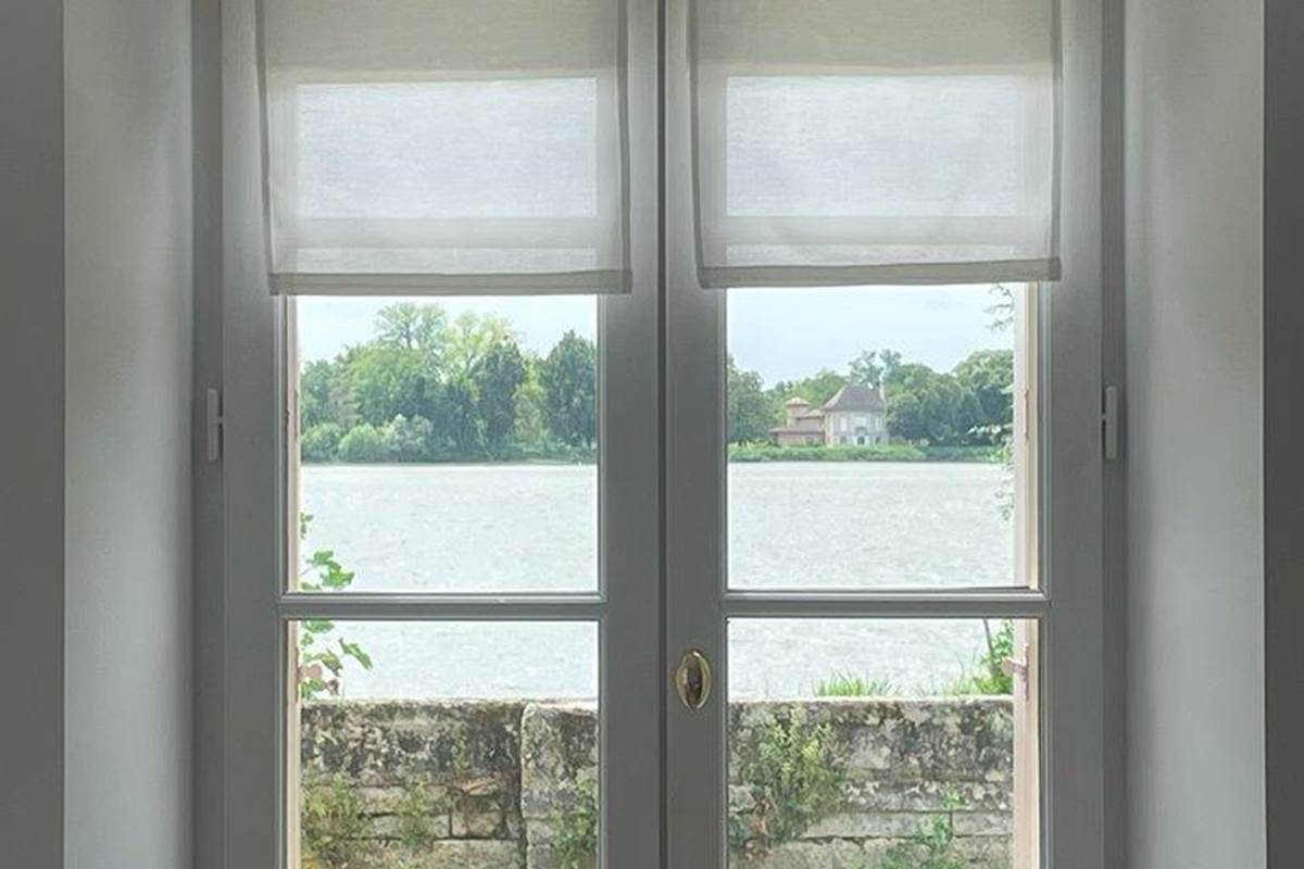 Chambre lit double, rez de chaussée, suite familiale, chambres luxe, salle de bain privative, baignoire, vue jardin, vignoble, chambres d'hôtes