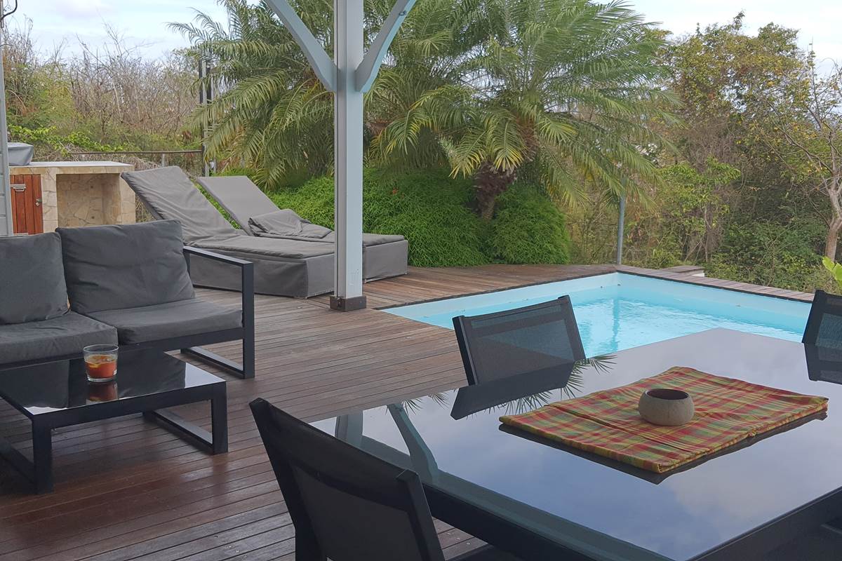 Terrasse extérieure avec coin repas et salon