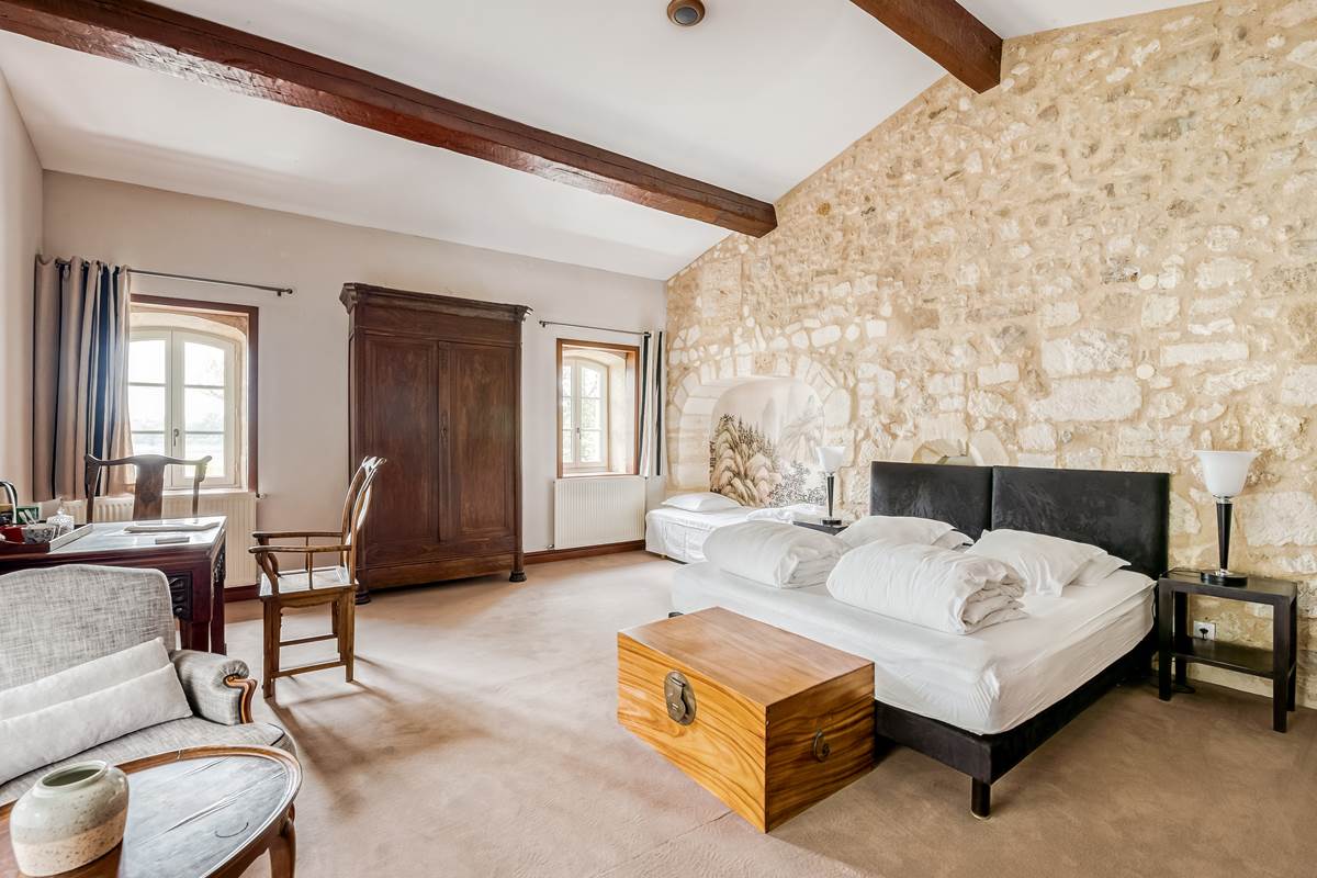Chambre lit double, rez de chaussée, chambre luxe, chambre familiale, salle de bain privative, vue jardin et rivière, vignoble, chambres d'hôtes