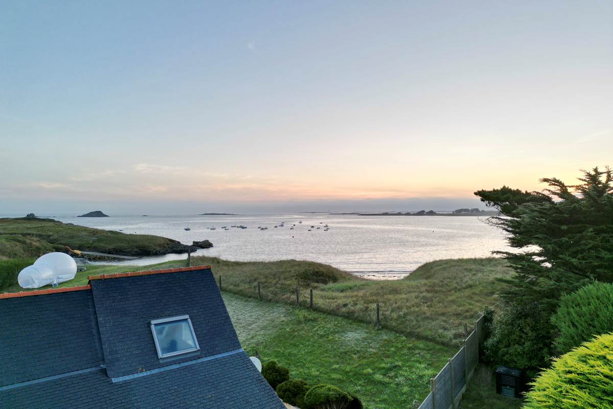 La mer d'iroise et les dunes de Tréompan vues depuis la maison