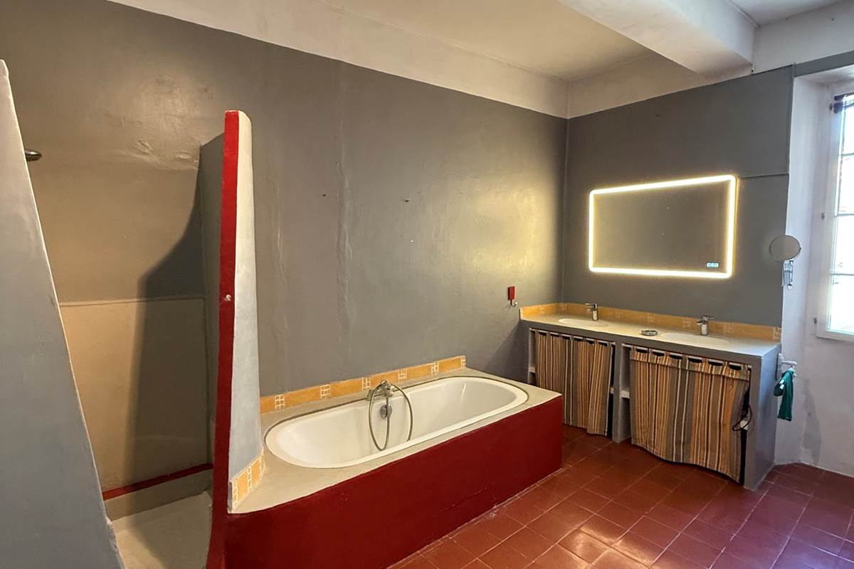 24-SALLE DE BAINS PRINCIPALE
