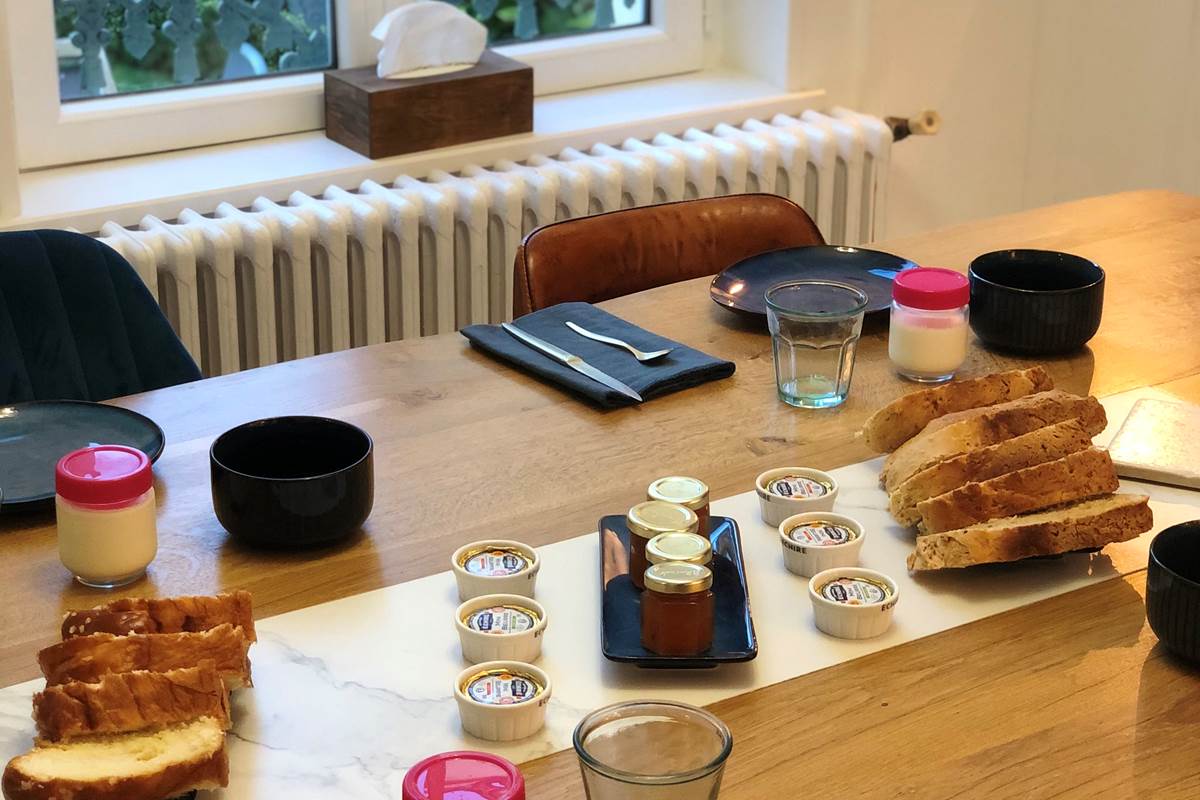 petit dejeuner-produits locaux-pain maison