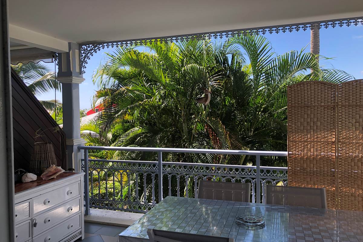 Grande terrasse avec coin repas