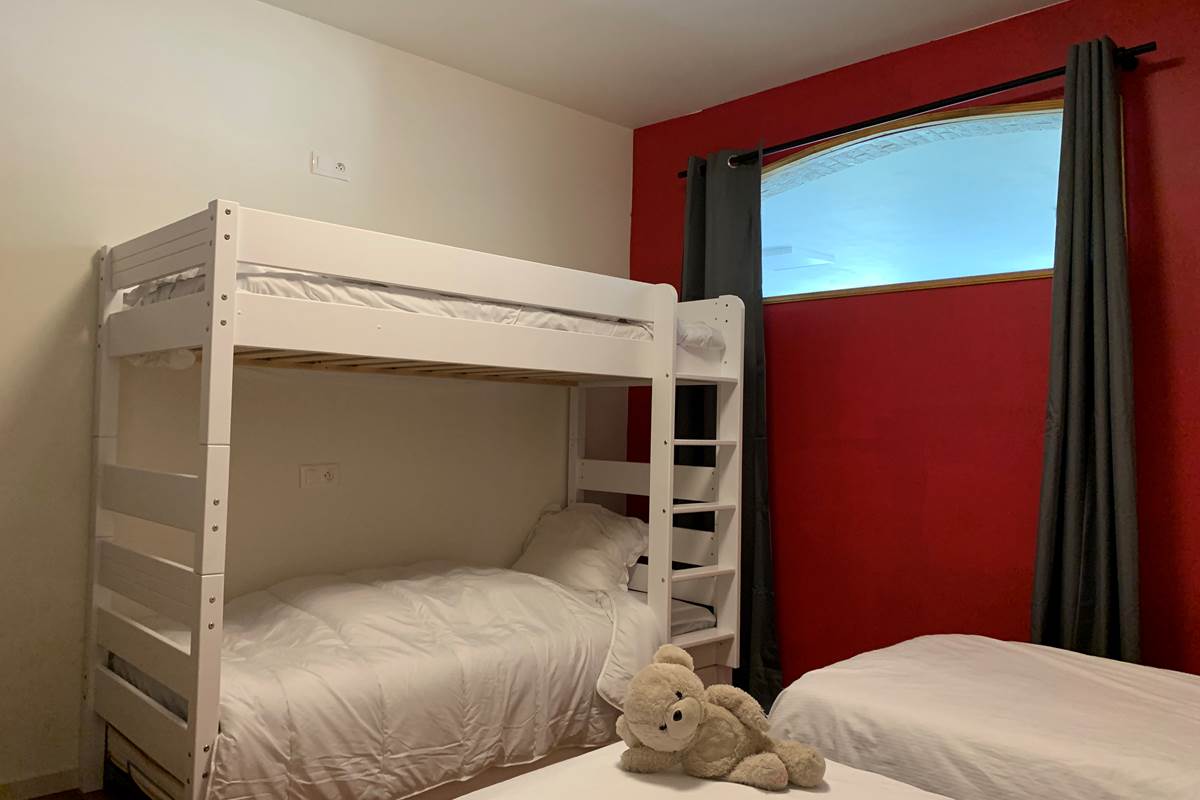 Parfaite pour un séjour en famille ou entre amis dans les Hauts-de-France : une chambre modulable et colorée au Moulin de la Planquette.