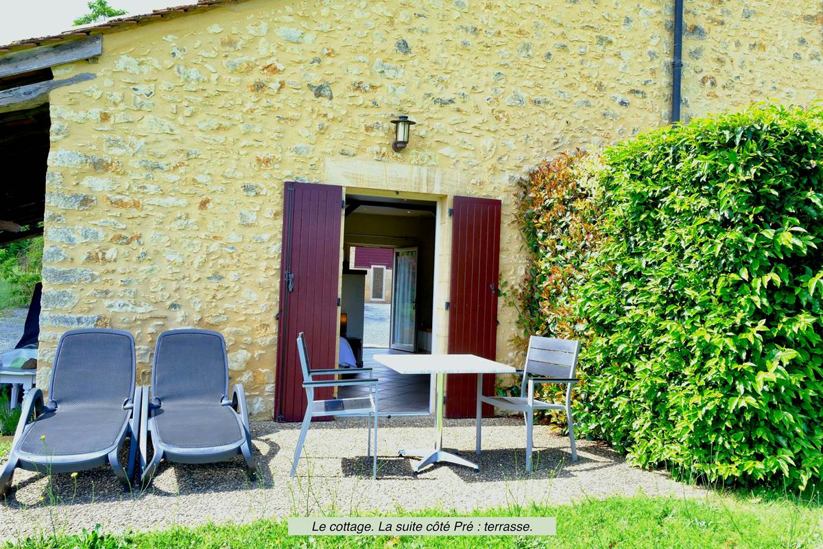 DOMAINE DU CHAMP DE L'HOSTE - chambres d'hôtes à Larzac 24170 - Dordogne - location suite côté pré - location maison de vacances - suite de charme - terrasse -