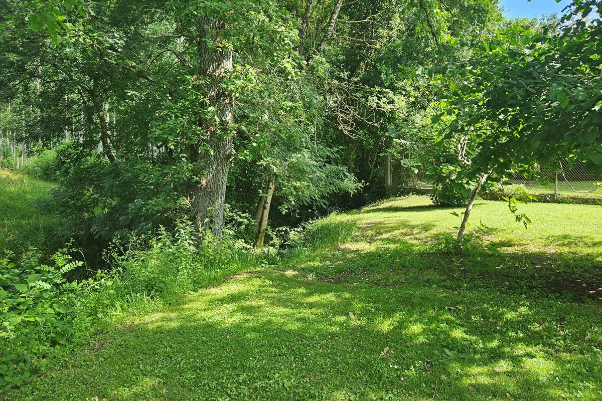 Un jardin clos, arboré, explosé Sud-Ouest de 1800m2 pour votre détente au calme.