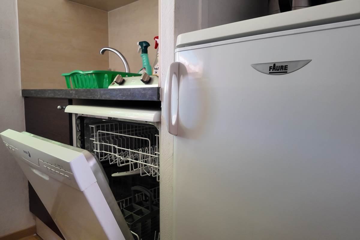 cuisine équipée avec lave vaisselle, frigo et congélateur