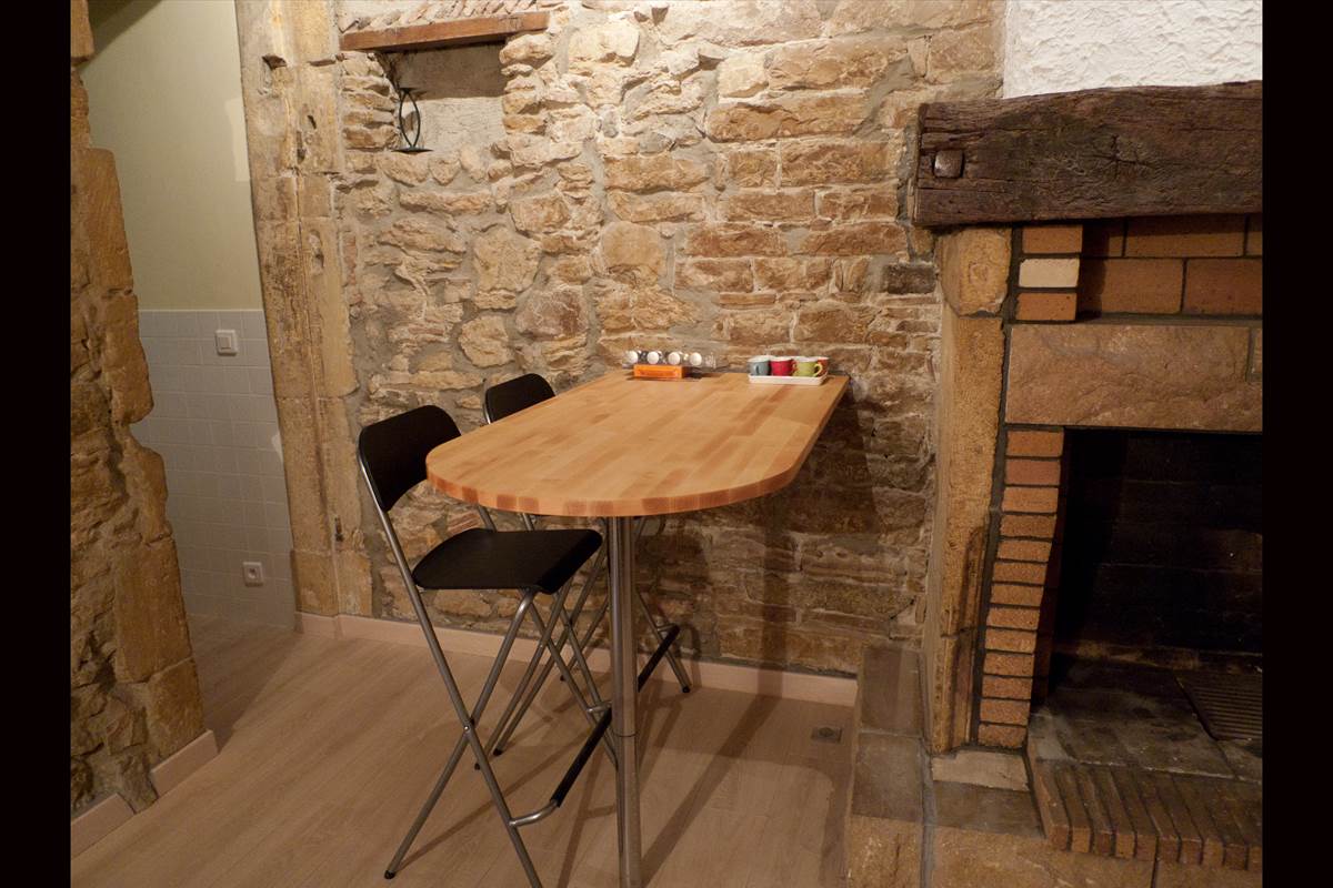 table bar avec ses chaises hautes